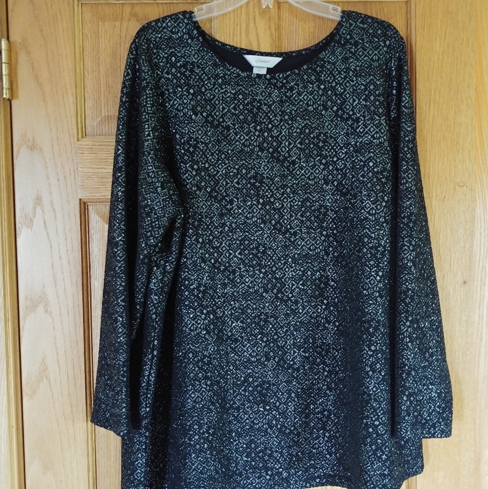 Asymmetric hem pullover